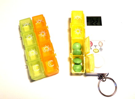 Versiunea de zi cu trei recipiente–dozator electronic de medicamente cu alarmă MedControl